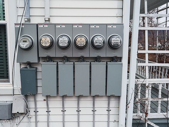 5th image of 105 Friend St