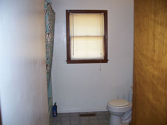 5th image of 224 Jefferson St