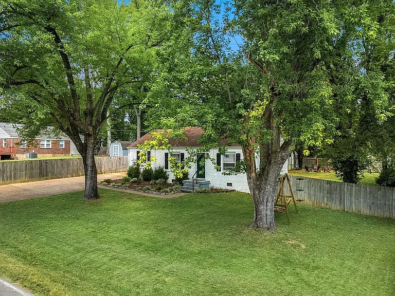 2809 Surrey Rd — Photo 3