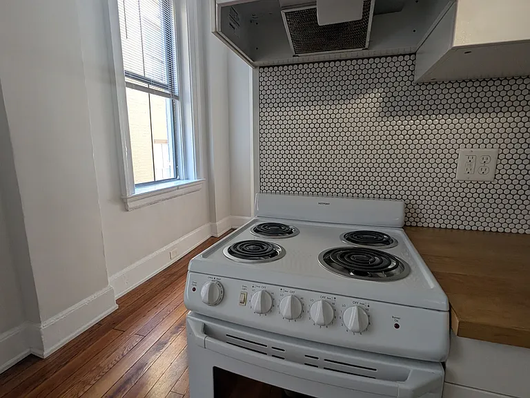 311 E 13th St #5 — Photo 3