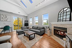 4th image of 2343 N Leavitt St #3
