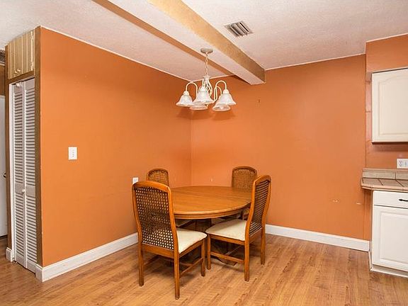 5th image of 305 Jeanal Pl