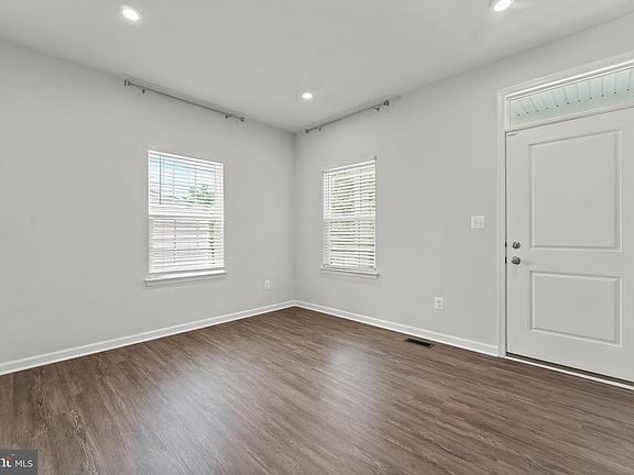 3rd image of 124 Brooke Village Dr