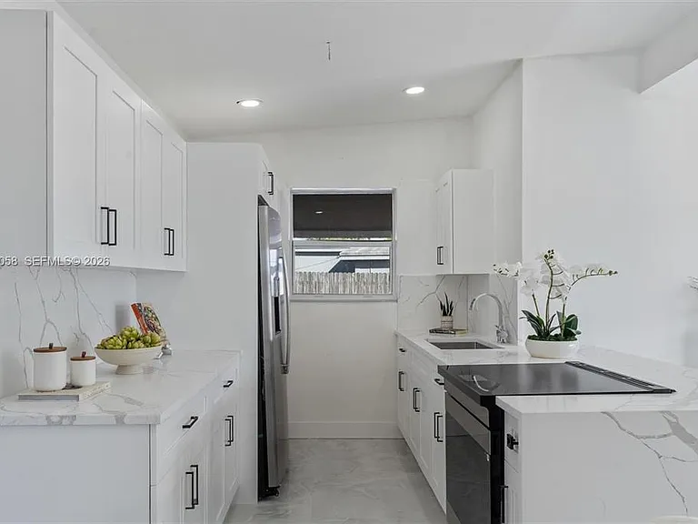 4041 NE 15th Ter — Photo 9