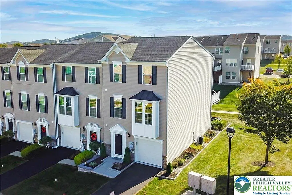 3 bed, 4.0 bath, 2334 sqft, $2,800 — Photo 1