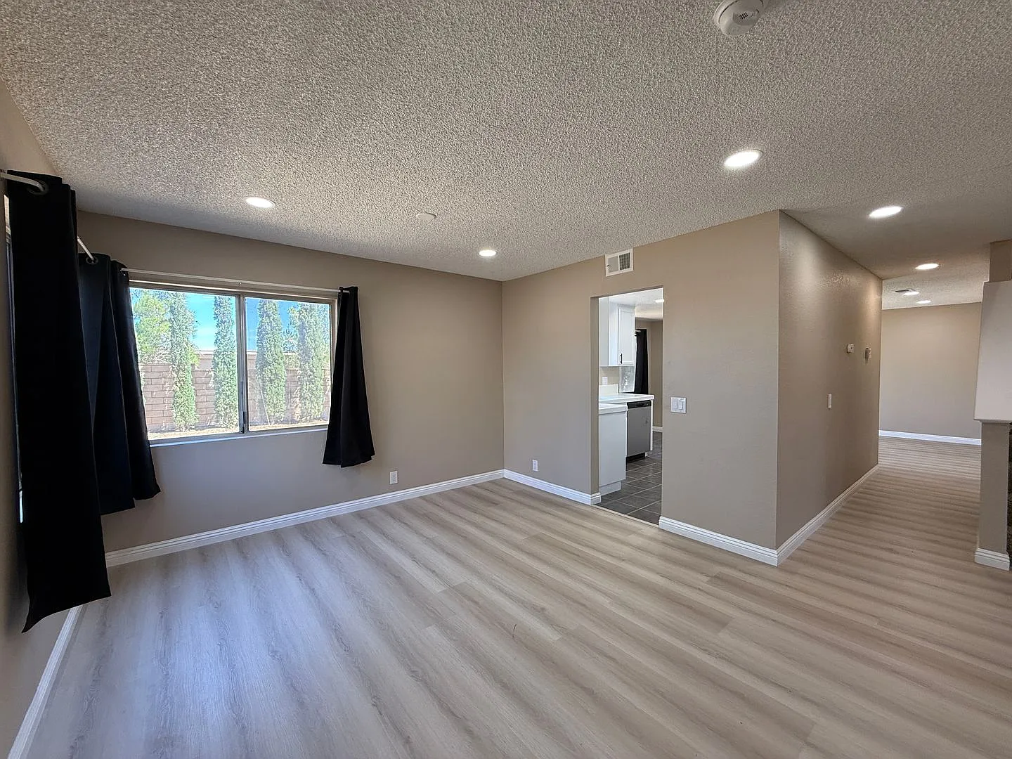 West Palmdale 4 Bedroom + 3 Bathroom !! — Photo 4