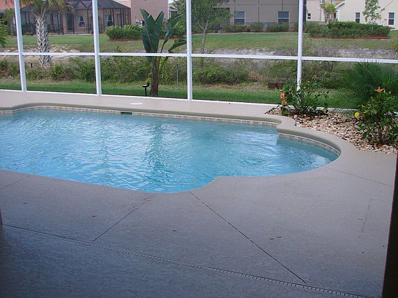Sprarkling pool w/planter
