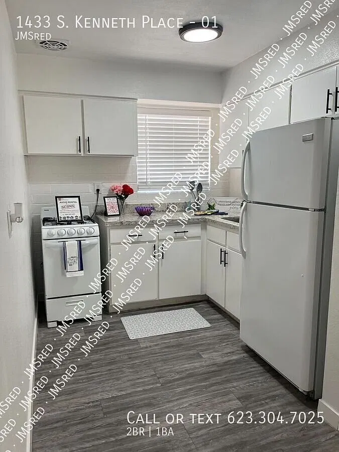 **Receive The First Month's Rent Free! Freshly Updated Two Bedroom / One Bath Apartment Near Asu — Photo 4