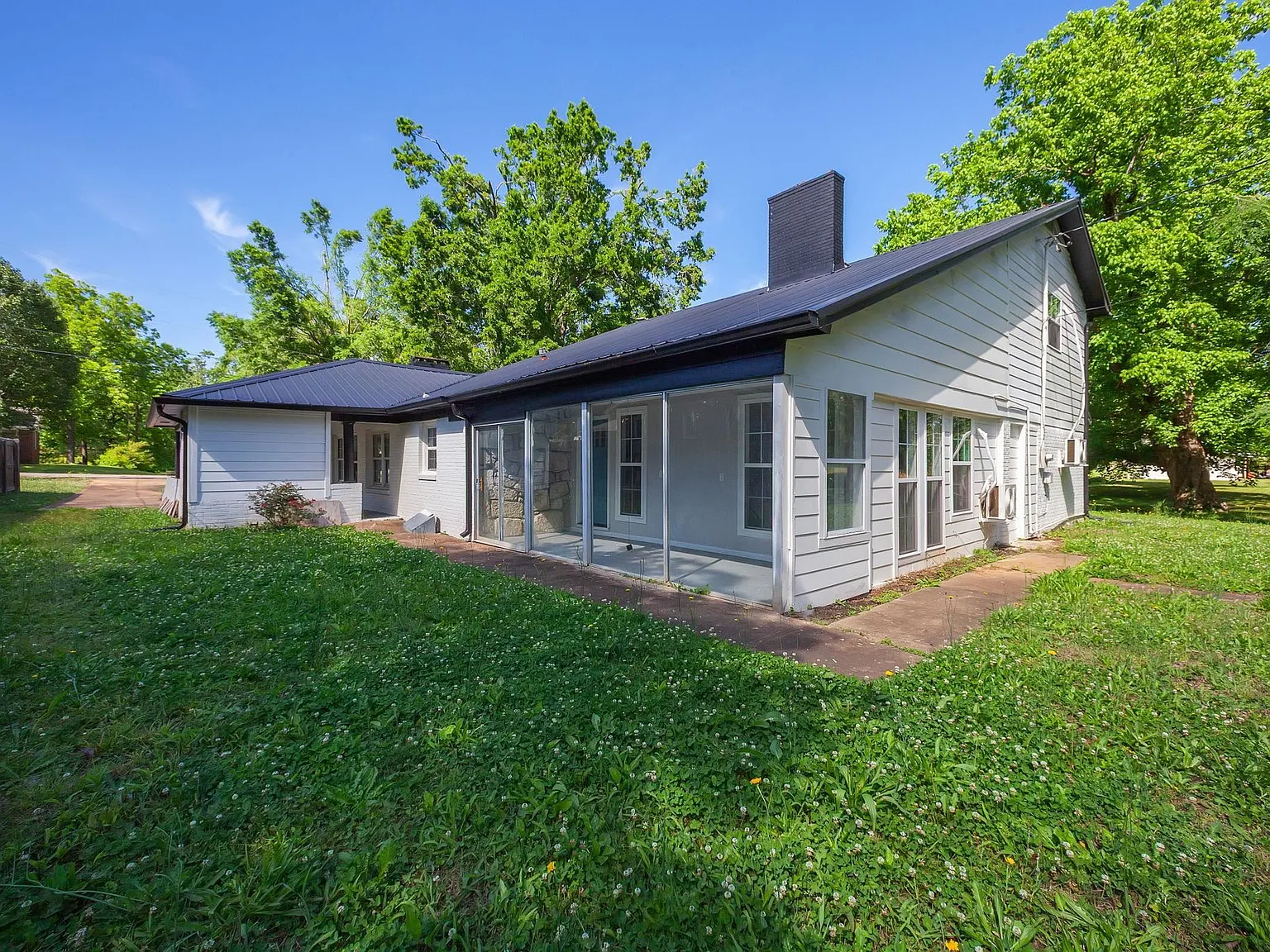 4 bed, 2.0 bath, $2,500 — Photo 3
