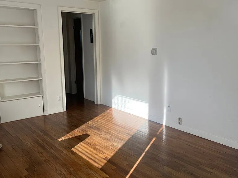 130 SW Canyon Dr — Photo 2
