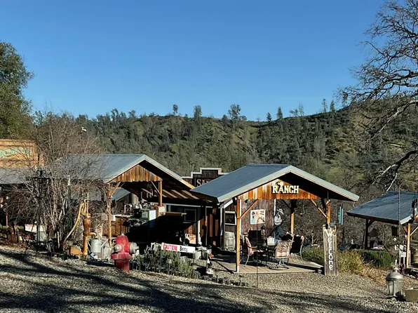 9390 Platina Rd, Igo, CA 96047