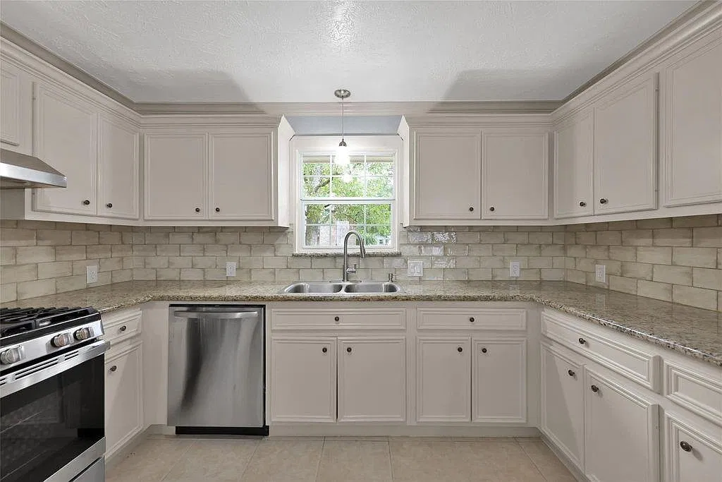 4 bed, 2.0 bath, 1852 sqft, $1,900 — Photo 4