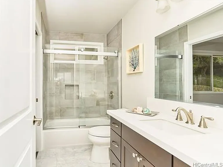 2nd bathroom, tub