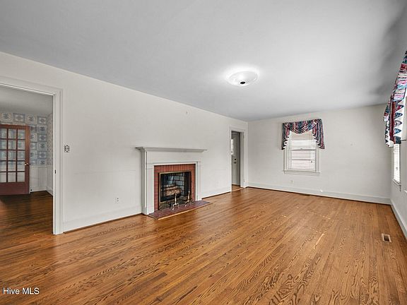 5th image of 104 Heritage Street