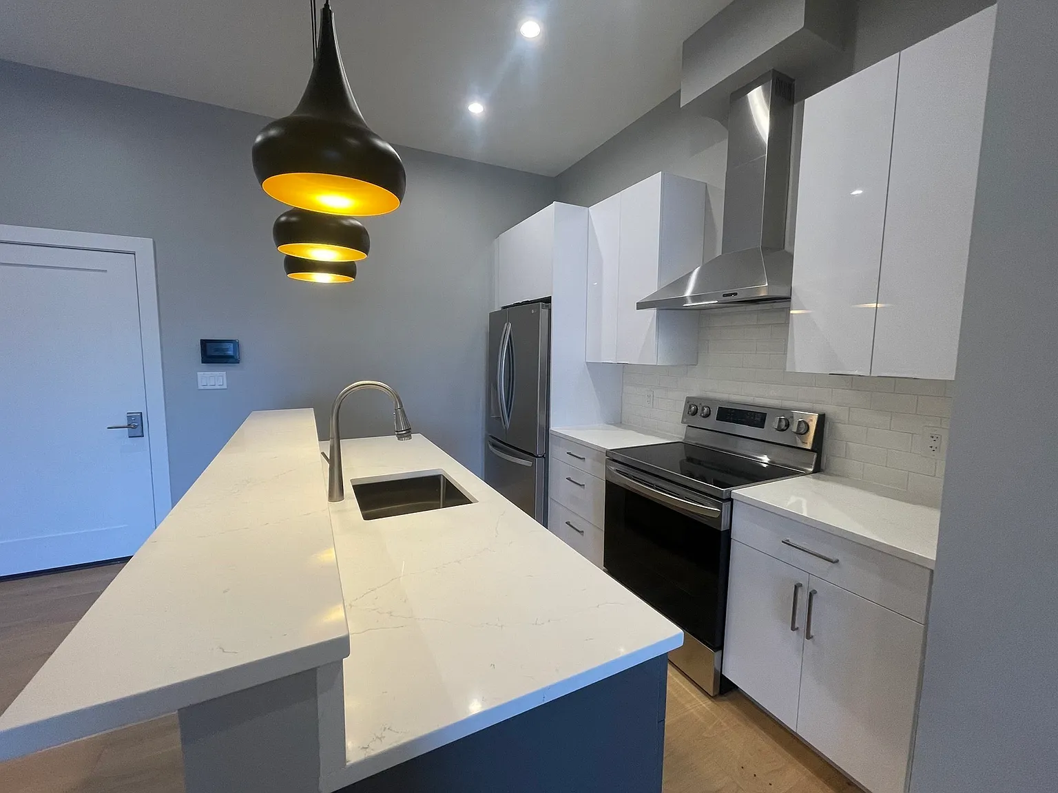 2 bed, 918 sqft, $3,695 — Photo 1