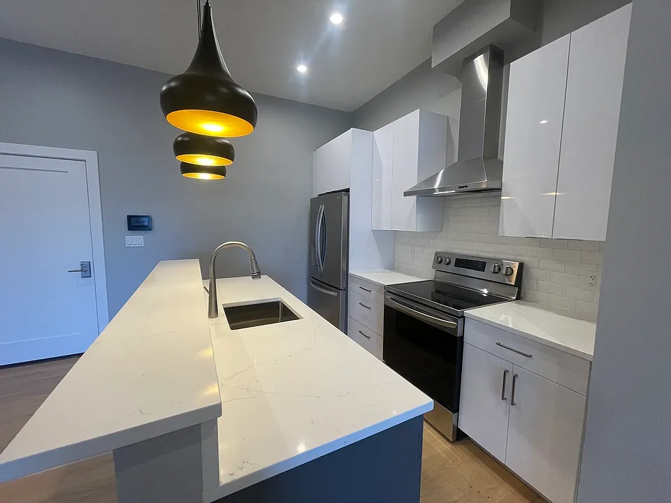 60 Cross St E #220