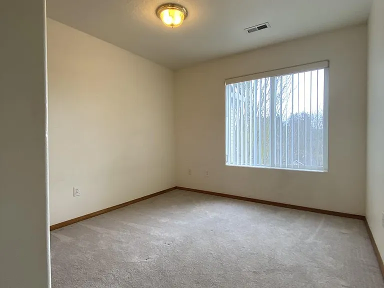 609 SE Paropa Pl — Photo 10