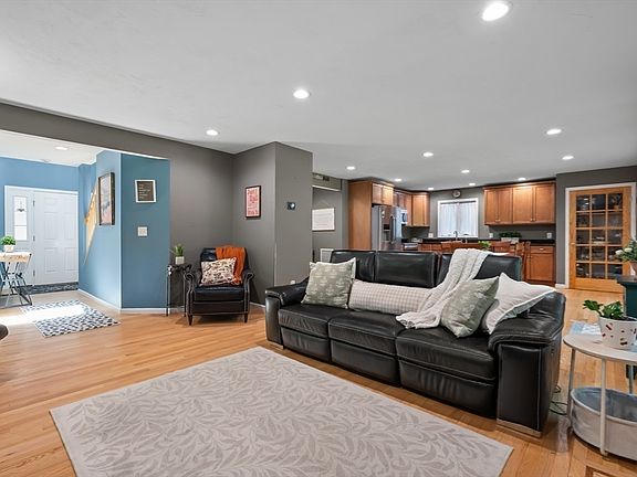 3rd image of 17 Rock Ave