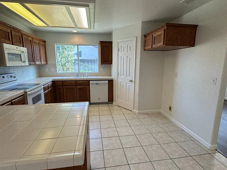 6678 N Western Ave — Photo 9