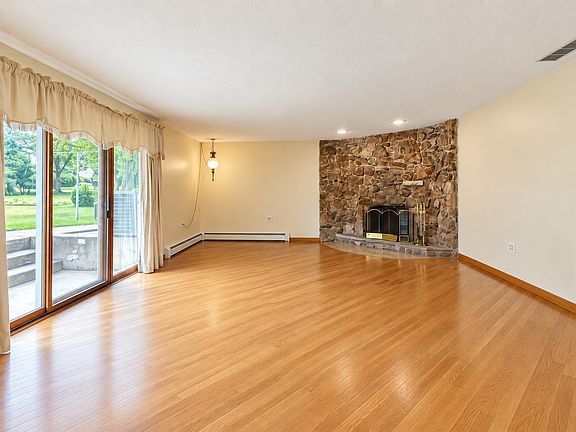 5th image of 1428 Roslyn Rd