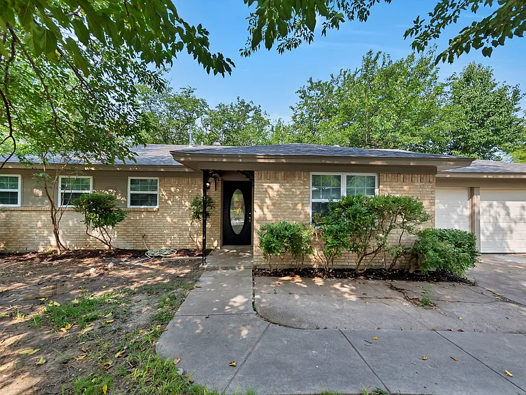2833 Kingsbury Ave — Photo 3
