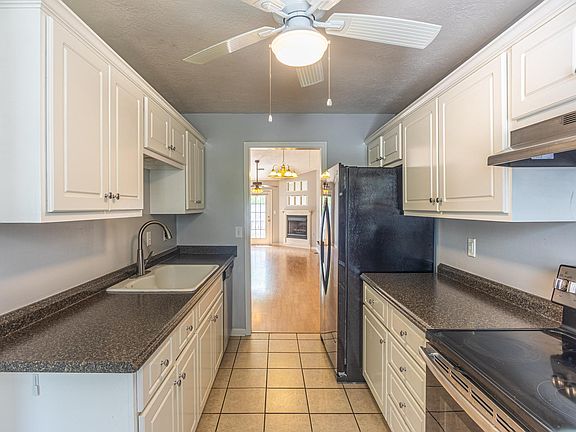 3rd image of 120 Stonington Ln SW #1