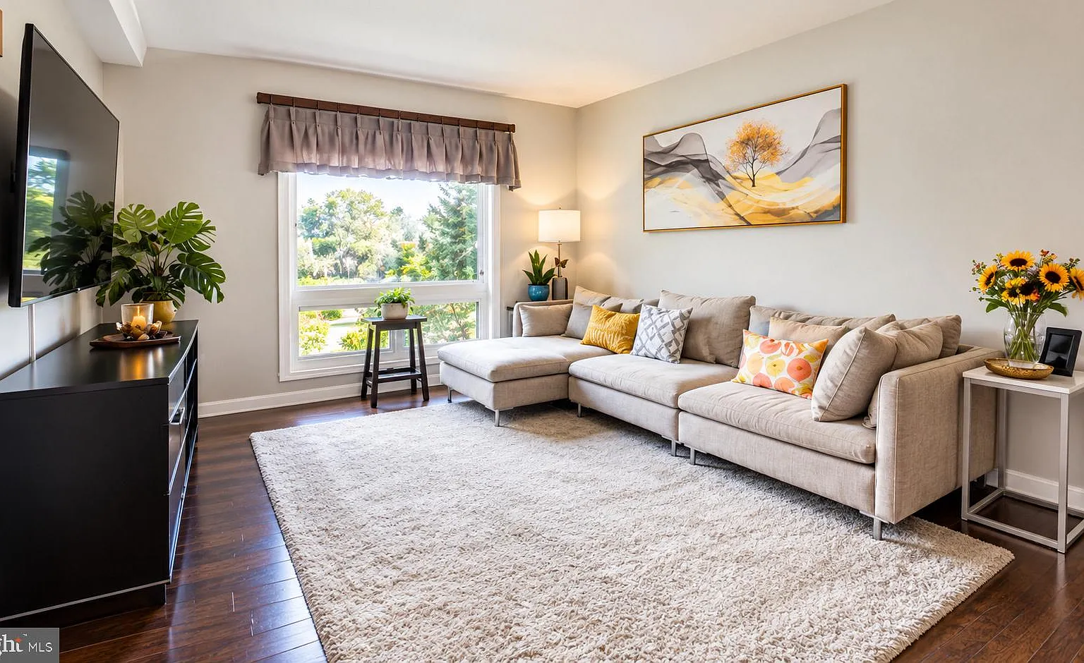 2 bed, 1.0 bath, 889 sqft, $1,975 — Photo 3