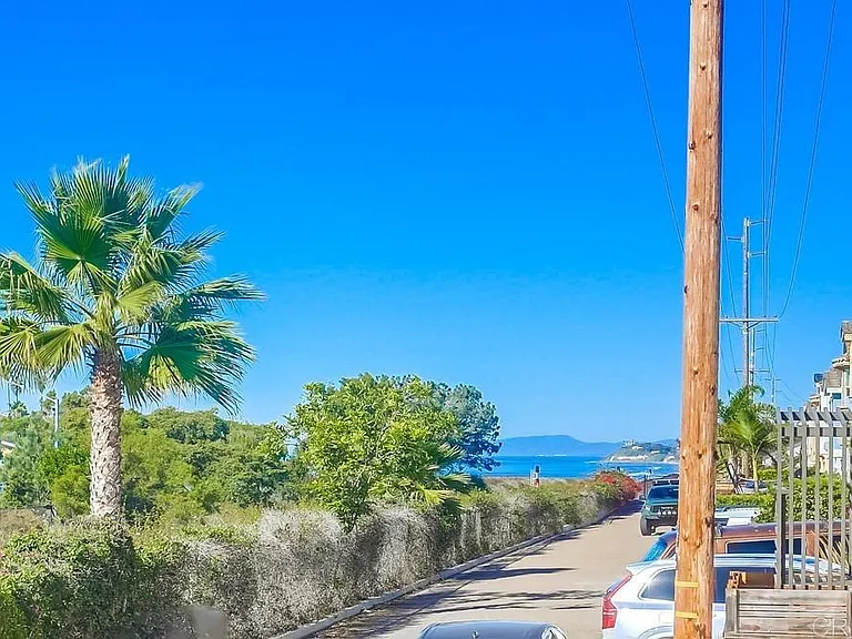 421 N Cedros Ave N — Photo 48