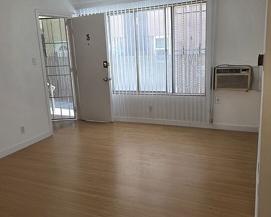 2nd image of 428 S Wilton Pl #3
