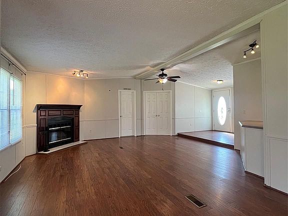 3rd image of 210 Hazeleen Ave
