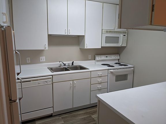 5th image of 881 Montrose Ave #112