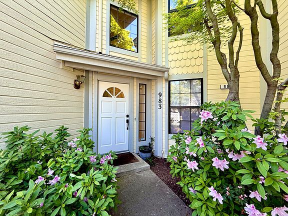 2nd image of 983 E Foxhill Dr