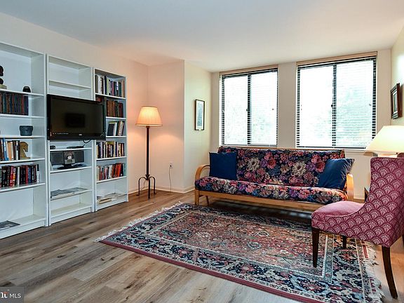 5th image of 1318 22nd St NW APT 207