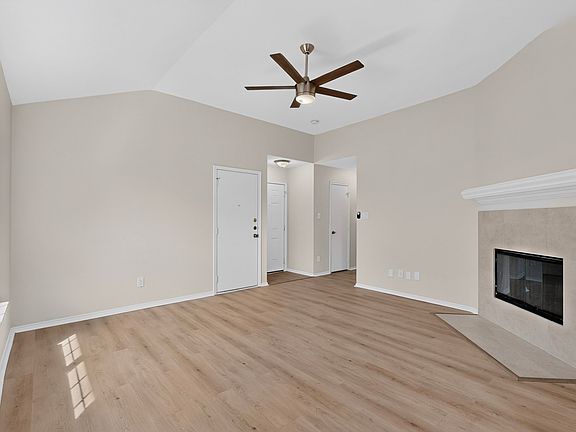 3rd image of 942 Algonquin Dr