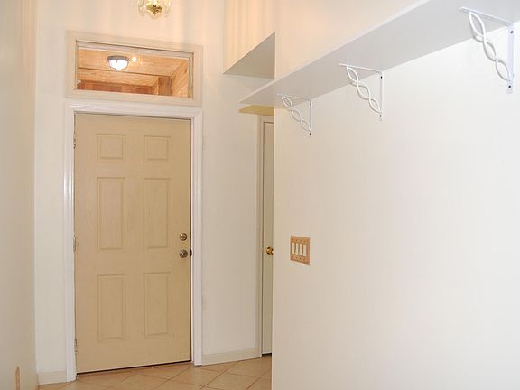 5th image of 190 Horsetail Ave