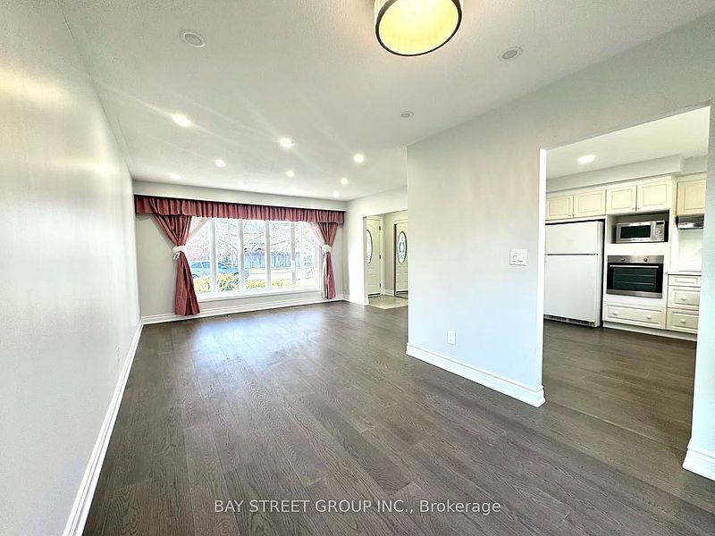 Ajax House for rent - 5 Bedrooms — photo 4