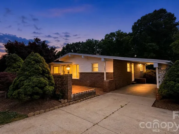 1857 8th Street Dr NE, Hickory, NC 28601