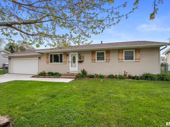 312 E Lamphere Dr, Blue Grass, IA 52726