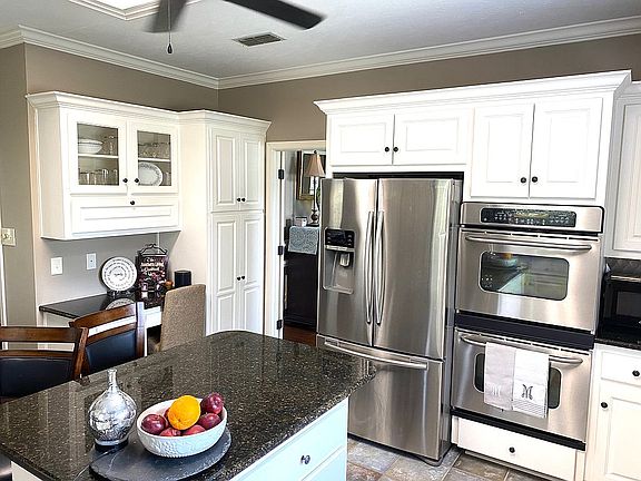 4th image of 10 Stoneridge Cir