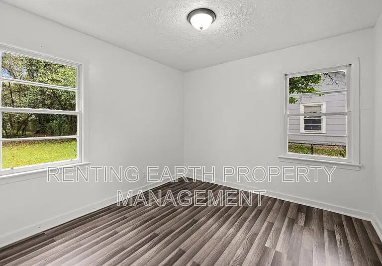 341 Chisholm St — Photo 8