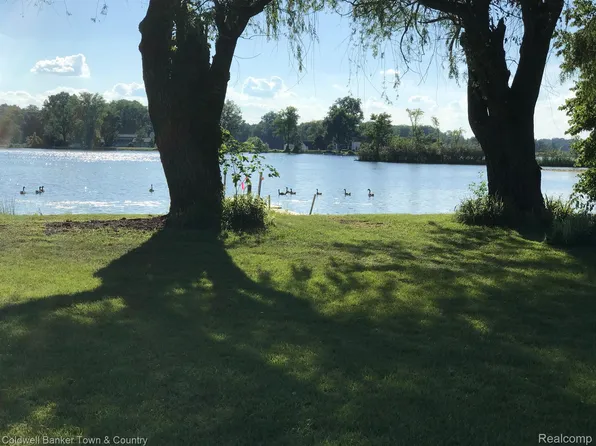 10300 Kress Rd, Pinckney, MI 48169