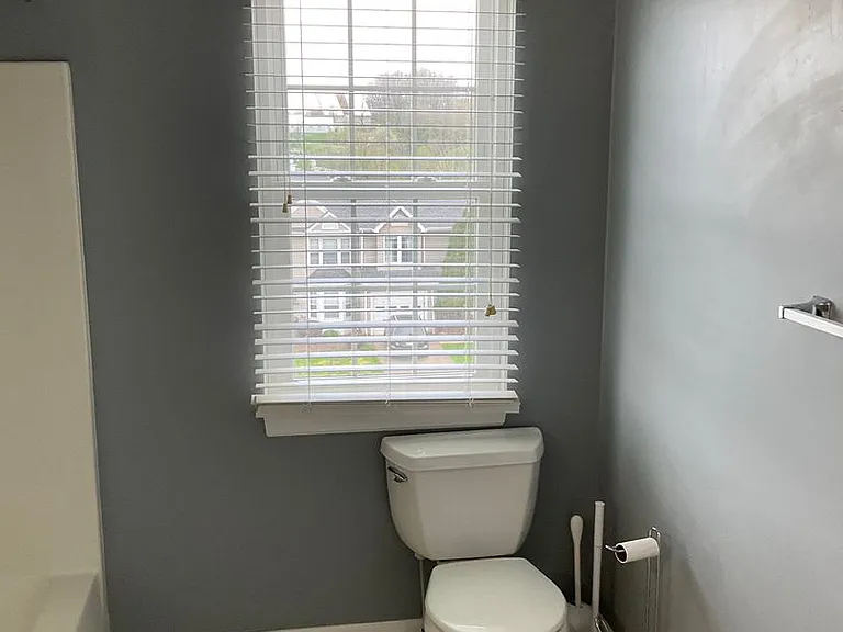 1049 Royal Dr — Photo 33
