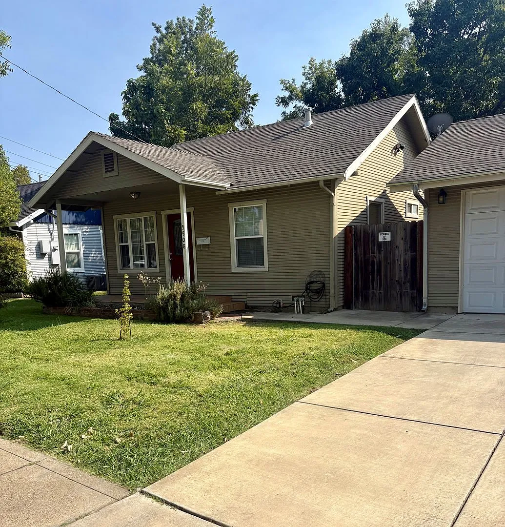 Cozy 2/1 Home in Elmhurst — Photo 3