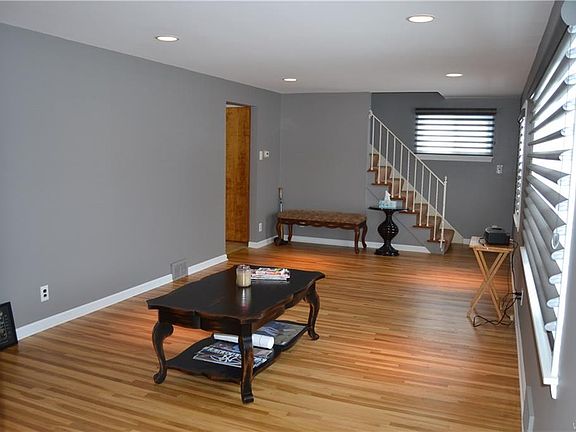 5th image of 51 Colonial Dr