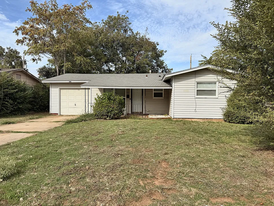 407 NW Greenmeadow Dr