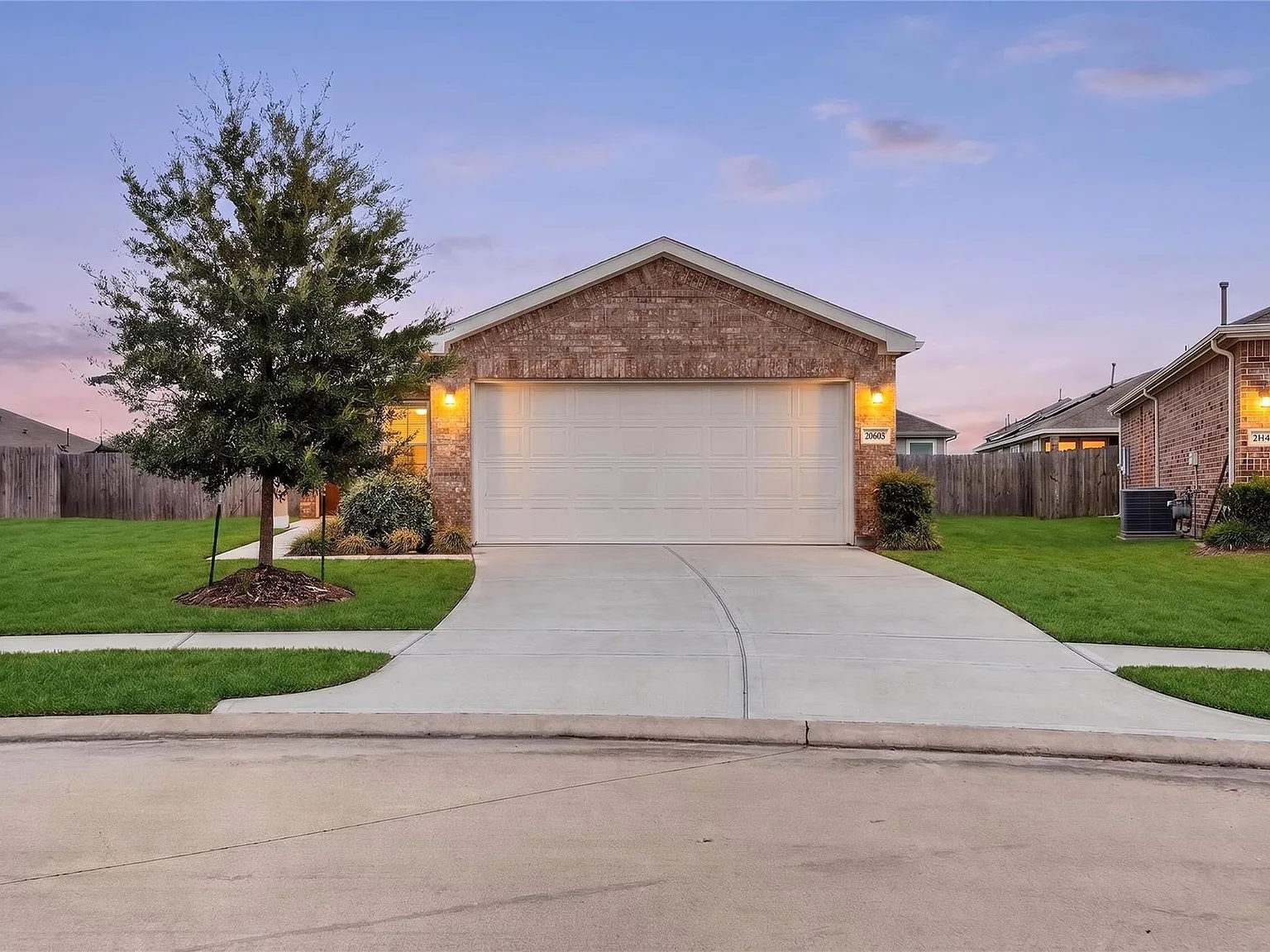 3 bed, 2.0 bath, 1369 sqft, $2,050 — Photo 1
