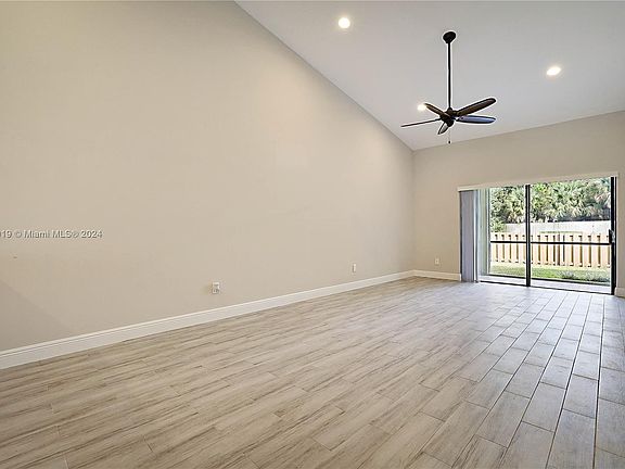 3rd image of 1270 Parkside Green Dr APT B