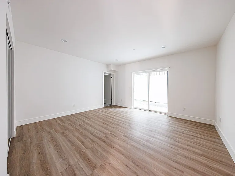 1241 N Sycamore Ave — Photo 19