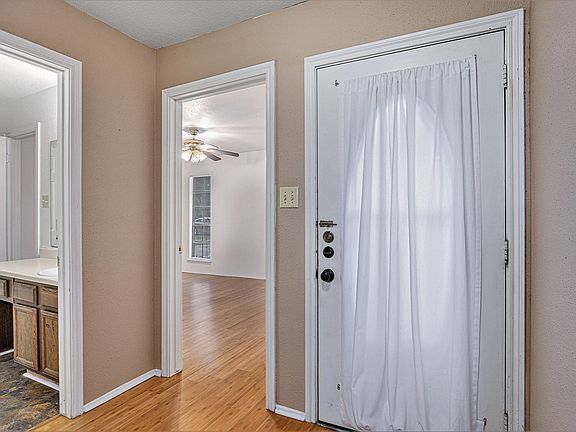 2nd image of 510 Clarence St #510