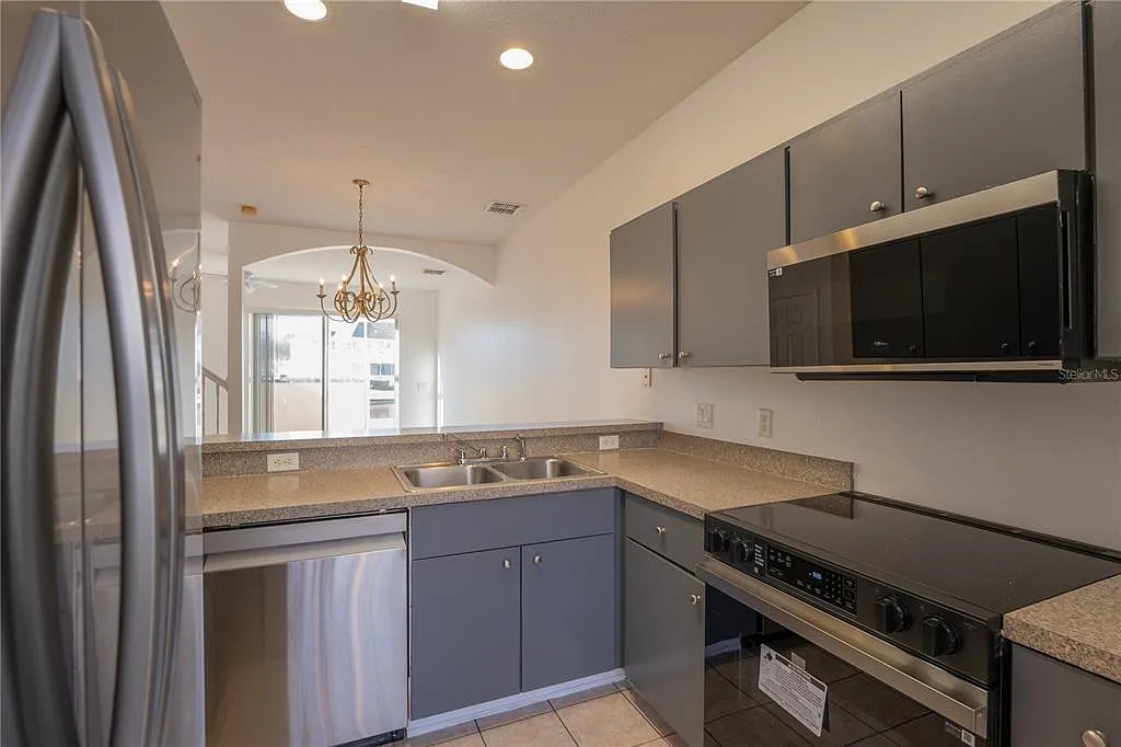 3 bed, 2.5 bath, 1468 sqft, $2,150 — Photo 2